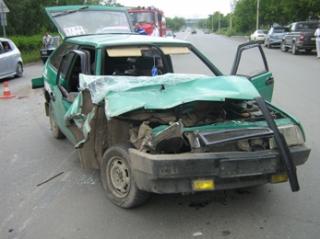 В Саяногорске пьяный водитель угнал машину и совершил ДТП