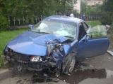 Уходя от столкновения с авто, женщина-водитель врезалась в столб