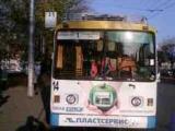 В Абакане водитель сбил женщину, спешащую к троллейбусу