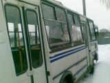 Выезжая с остановки, автобус зажал дверью пассажирку
