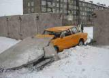 В Хакасии ВАЗ снес бетонный забор